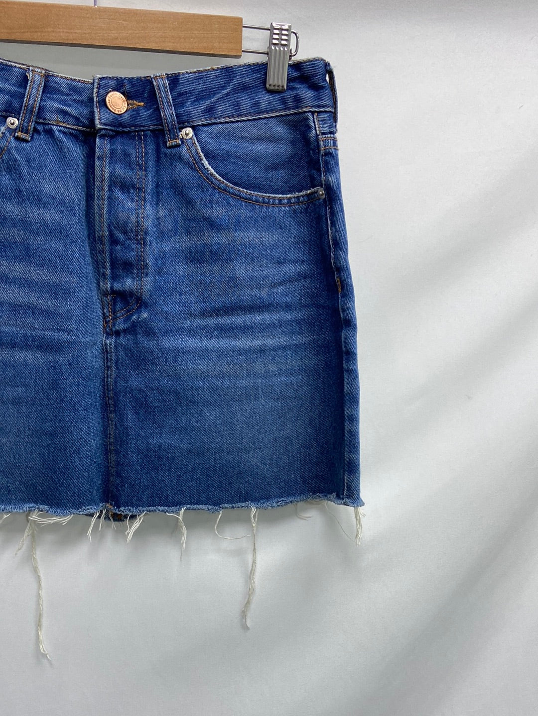 BERSHKA. Falda vaquera deshilachada T. u (36)