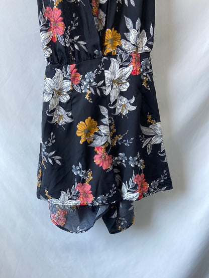 SHEIN.Mono corto espalda abierta T.36