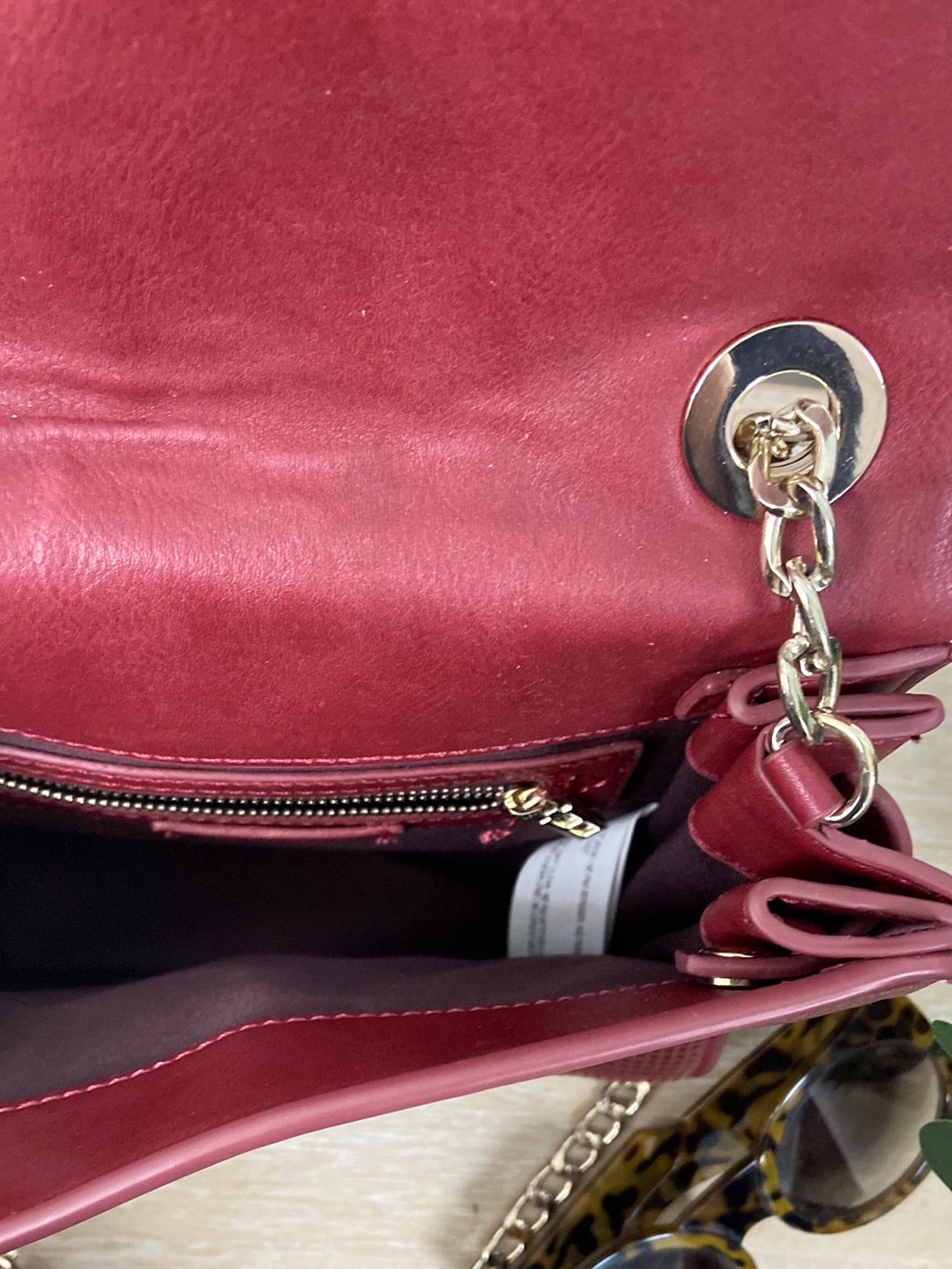 ZARA. Bolso burdeos rejilla