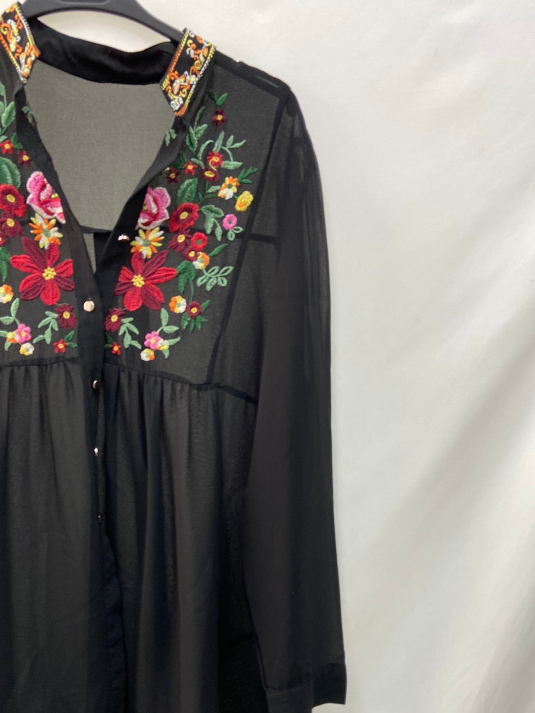OTRAS.Blusa larga negra bordada TU (M/L)