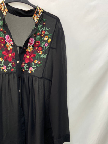 OTRAS.Blusa larga negra bordada TU (M/L)