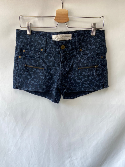 H&M. Shorts azules estampado flores T.38