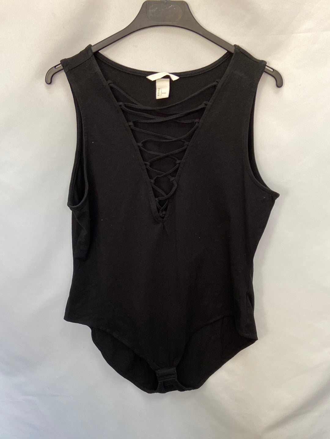 H&M.Body negro cuerdas T.L