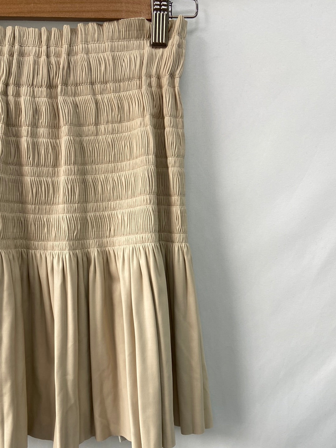 ZARA.Falda beige polipiel T.XS