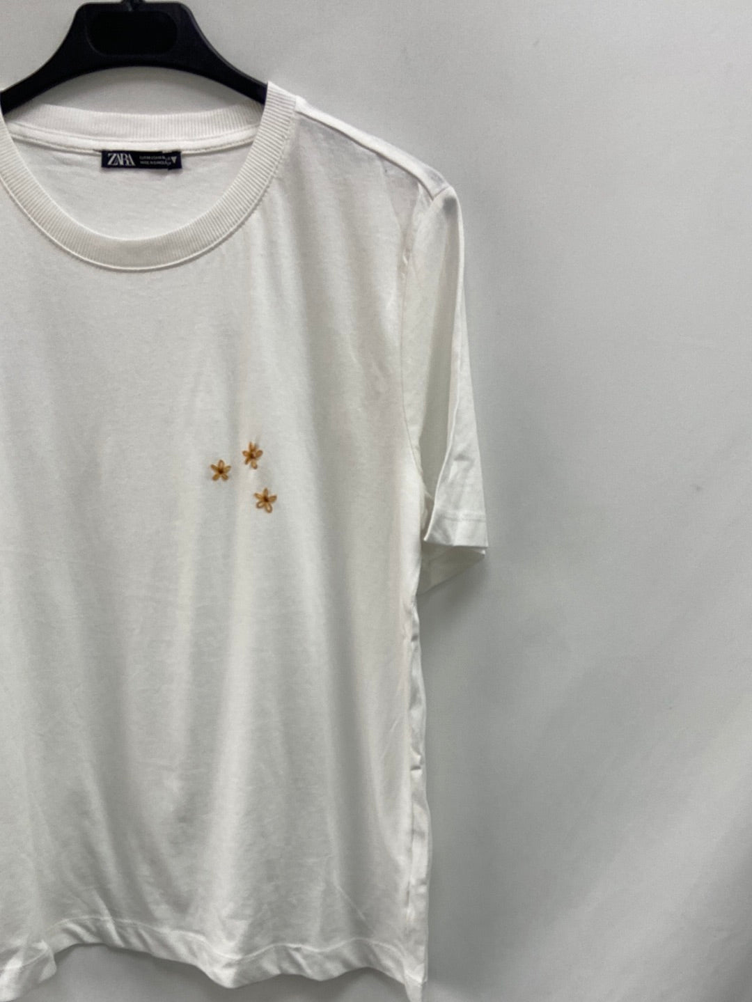 ZARA.White T-shirt with embroidered flowers TM