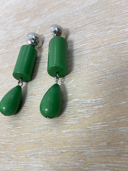 OTRAS. Pendientes largos tipo madera verdes