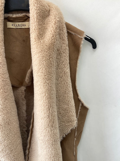 EVA ROSA.Chaleco pelito y antelina beige T.s