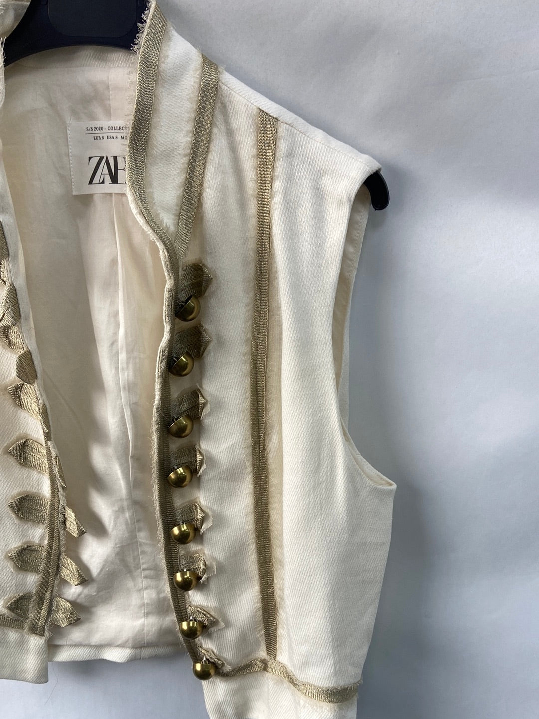 ZARA.Chaleco beige y dorado T.s