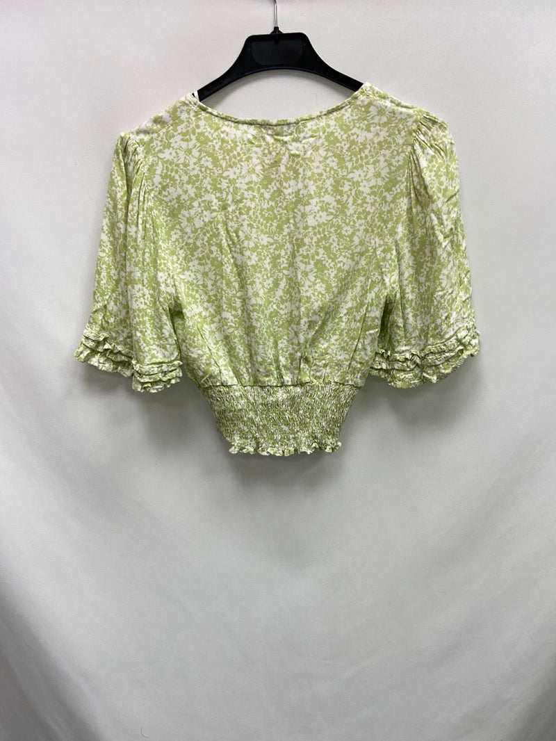 PULL&BEAR.Top cortito verde flores T.XS