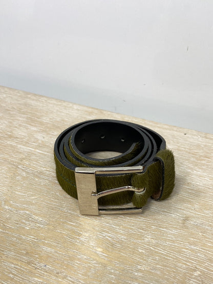 FACTOTUM. Cinturón de piel con pelito verde Tu