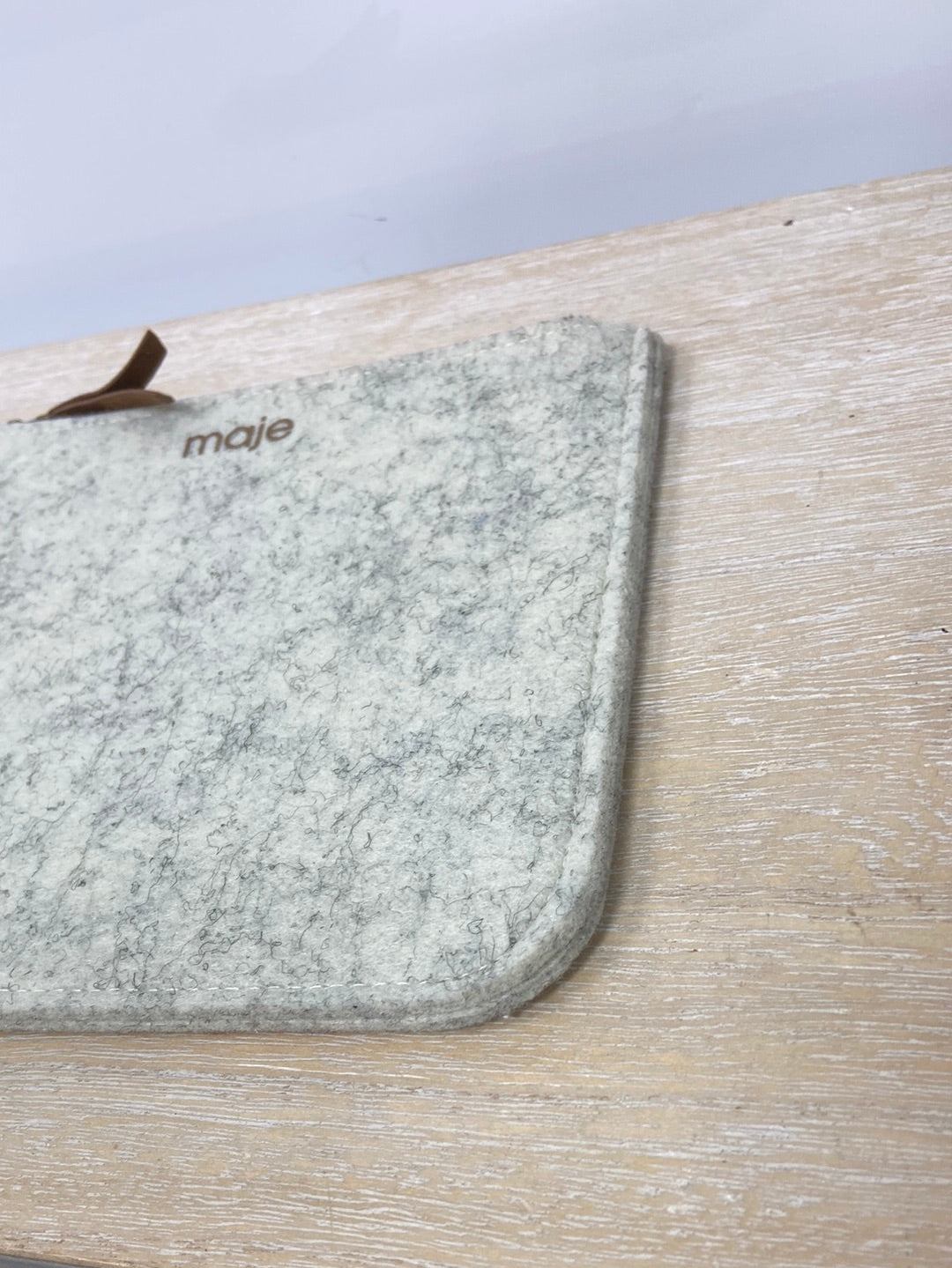 MAJE. Bolso mano fieltro