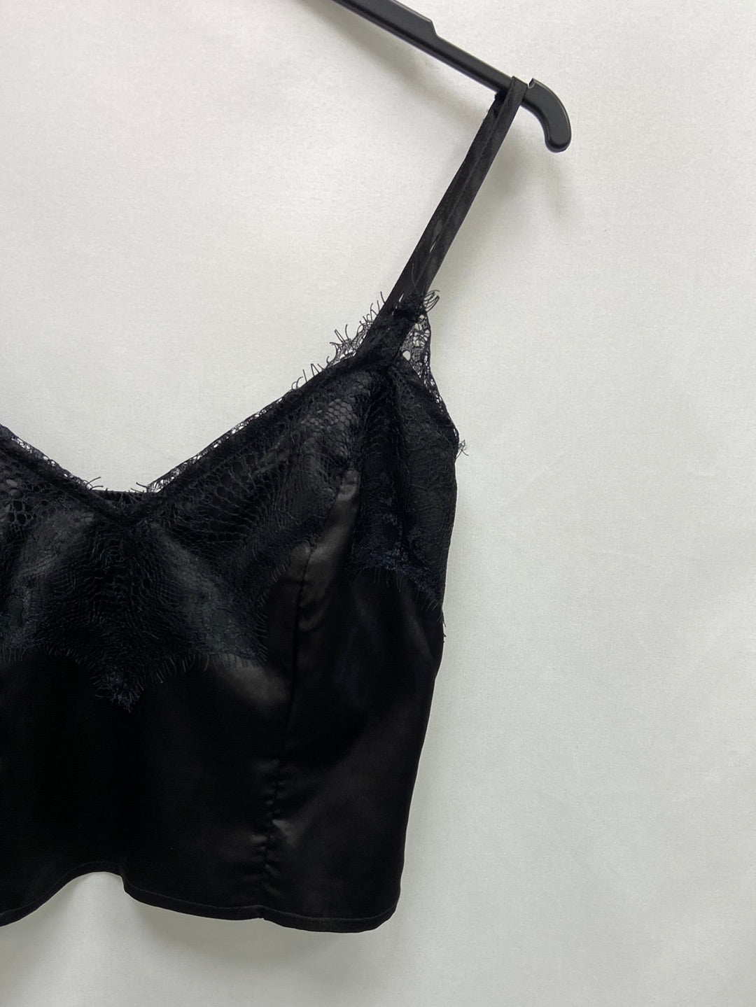 PRETTYLITTLETHINGS. Satin lace crop top S.34