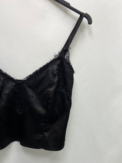 PRETTYLITTLETHINGS. Satin lace crop top S.34