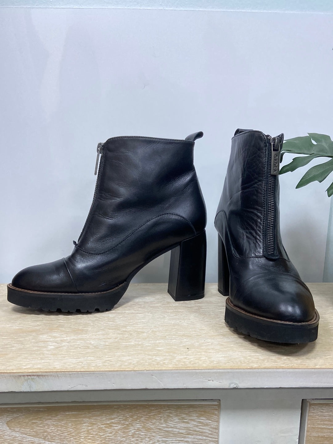 GADEA.Botines negros polipiel T.38