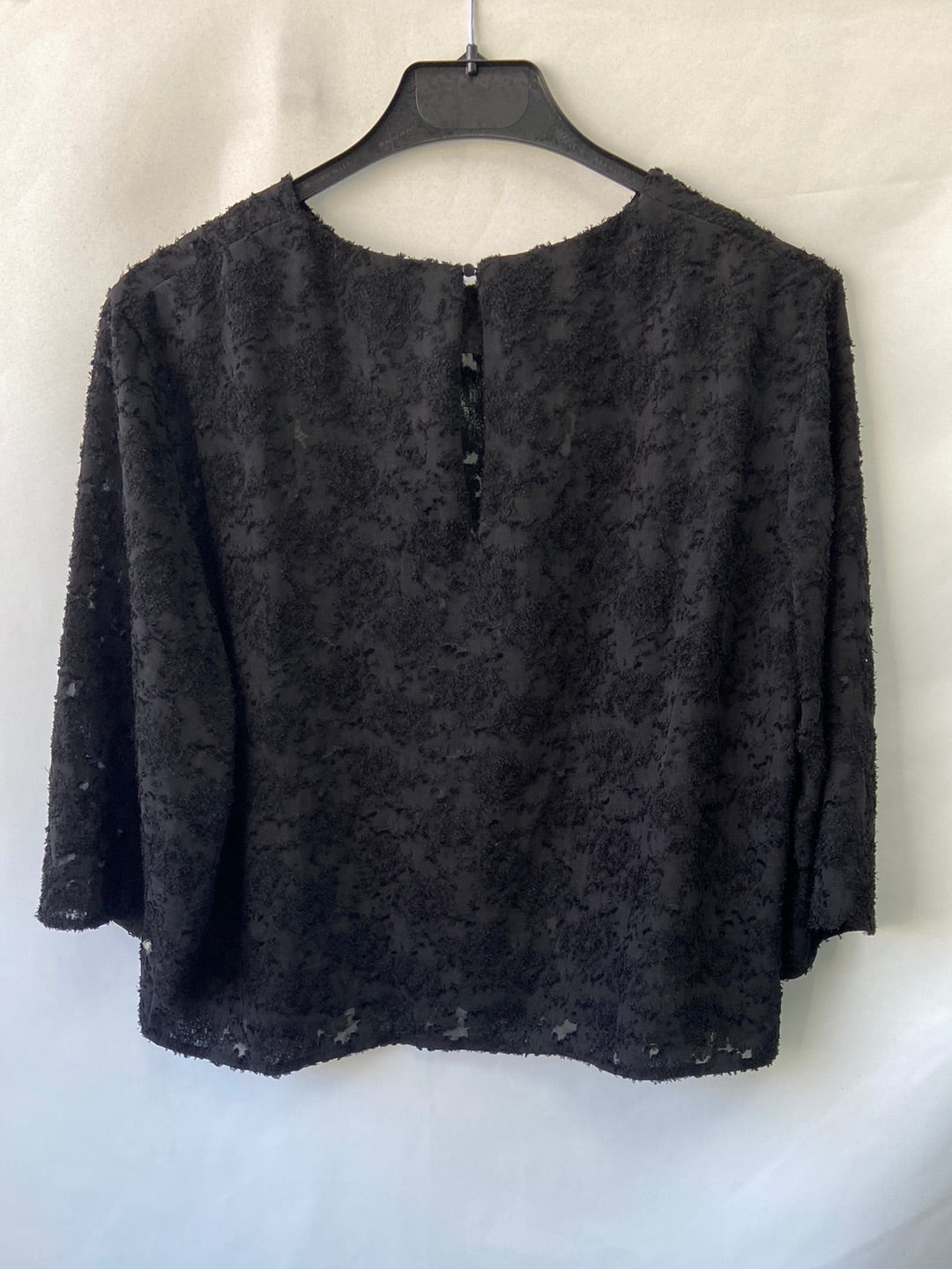 MANGO. Blusa negra textura T.L