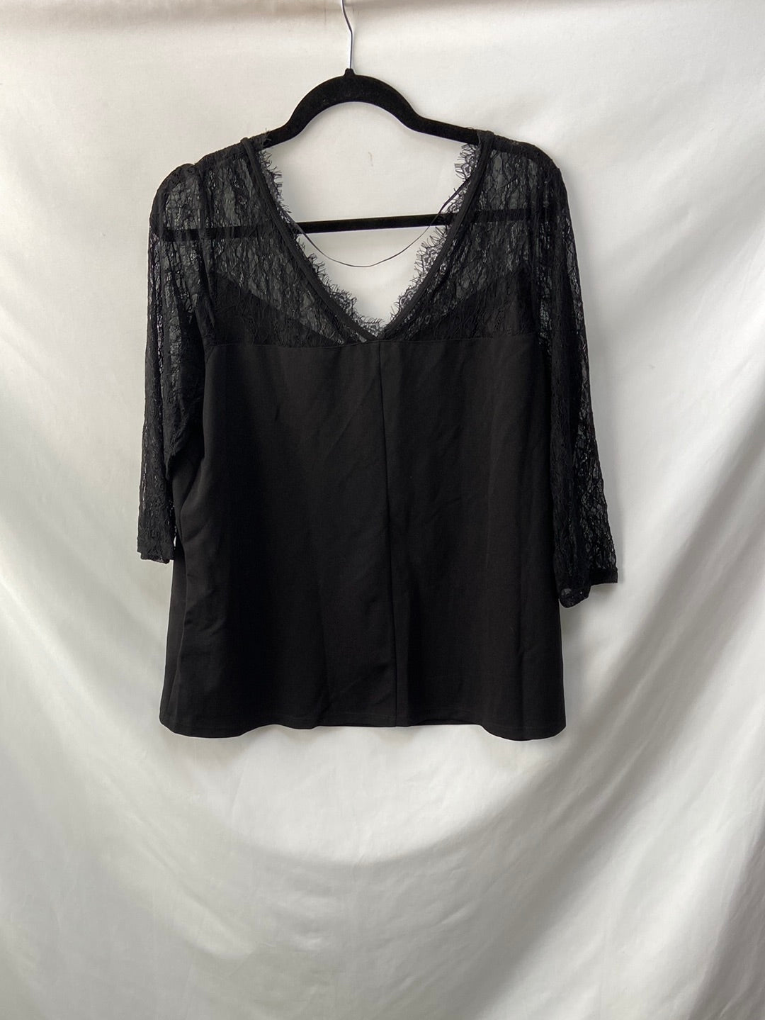 KIABI. Blusa encaje 46-48