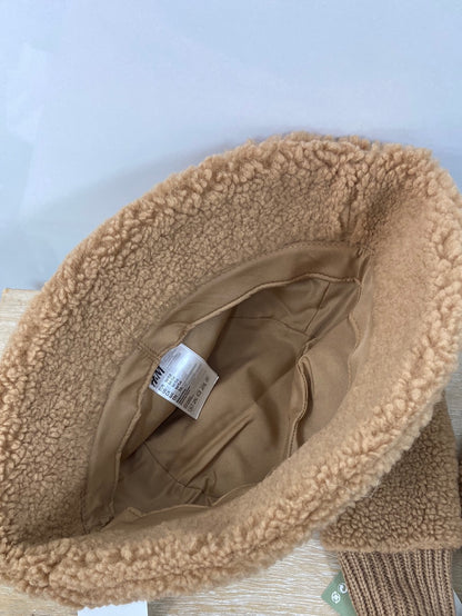 market. H&M.Pack bucket hat y muñequeras borrego