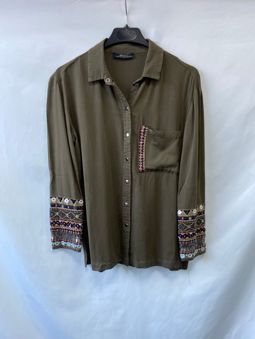 BERSHKA.Camisa verde bordada T.S