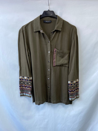 BERSHKA.Camisa verde bordada T.S