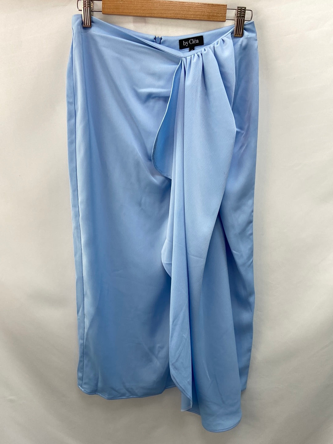 BY CLÉA. Falda midi azul volante (36,38,40)