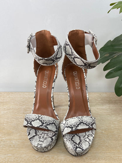 QUANTICLO. Tacones animal print T.37