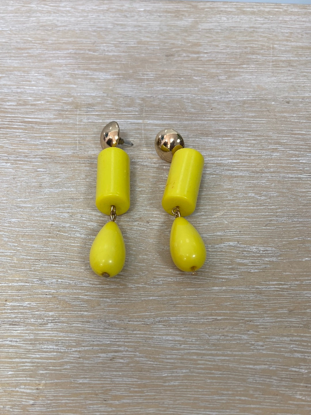 OTRAS. Pendientes largos tipo madera amarillo