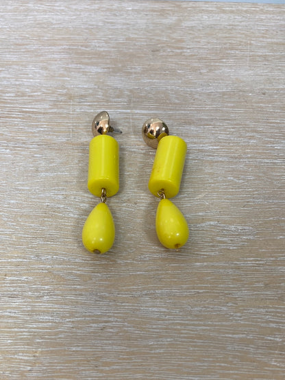 OTRAS. Pendientes largos tipo madera amarillo