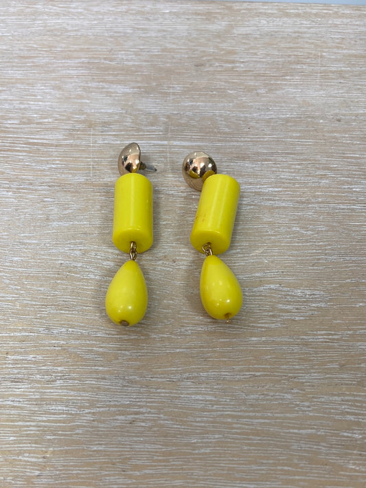 OTRAS. Pendientes largos tipo madera amarillo