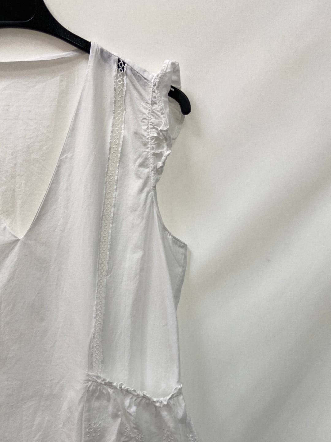 OTRAS.Blusa blanca detalles encaje TU (S)