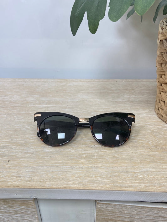 Gafas de sol detalles dorados