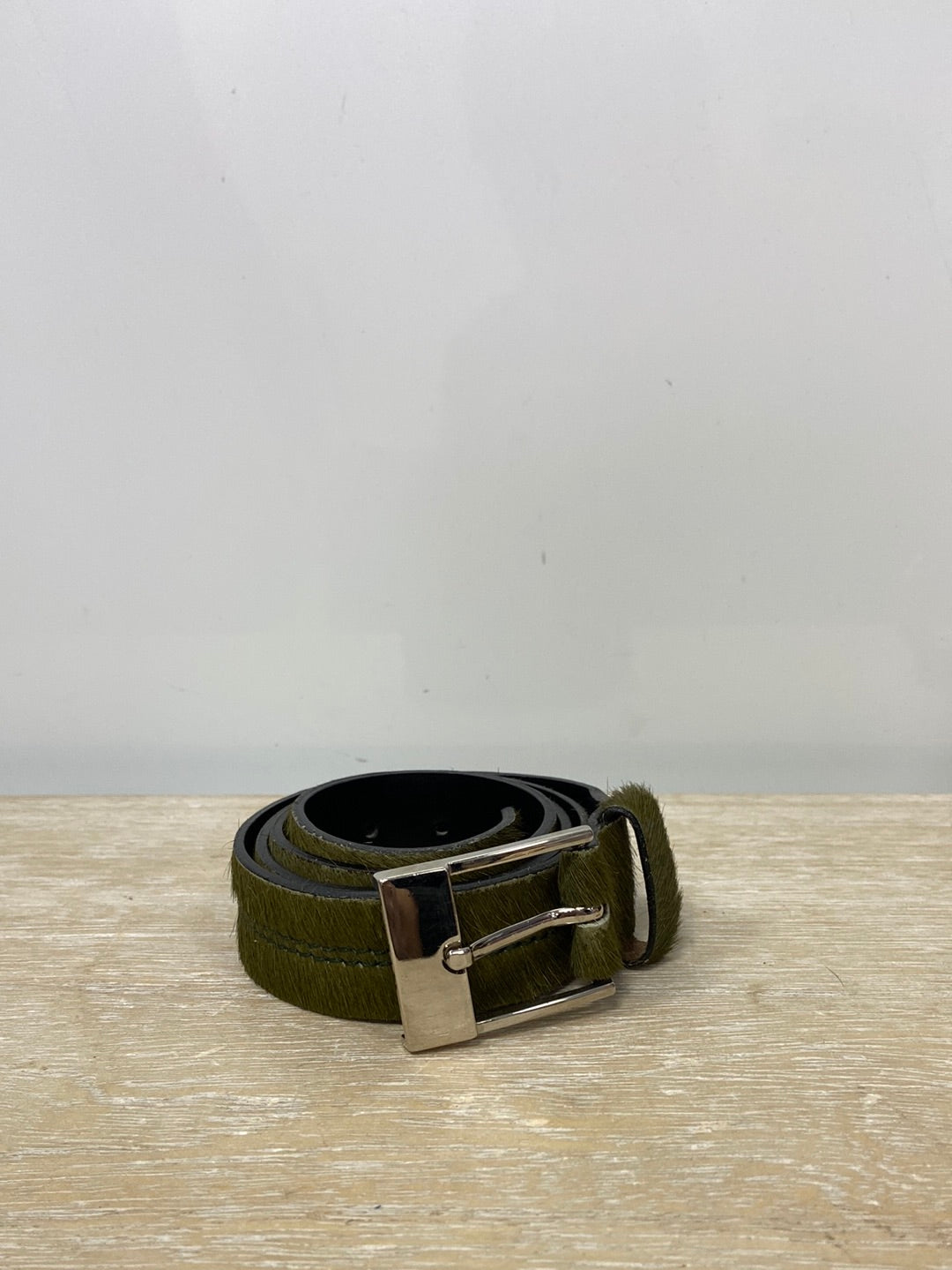 FACTOTUM. Cinturón de piel con pelito verde Tu