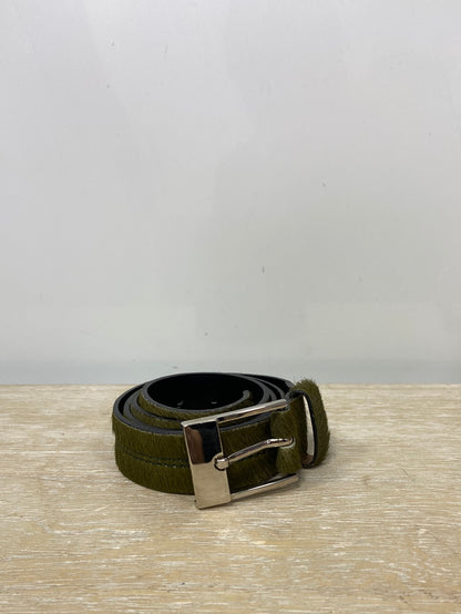 FACTOTUM. Cinturón de piel con pelito verde Tu