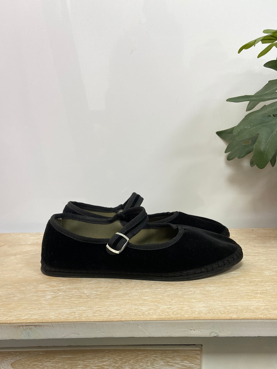 SVETI STEFAN.Merceditas negras terciopelo T.37