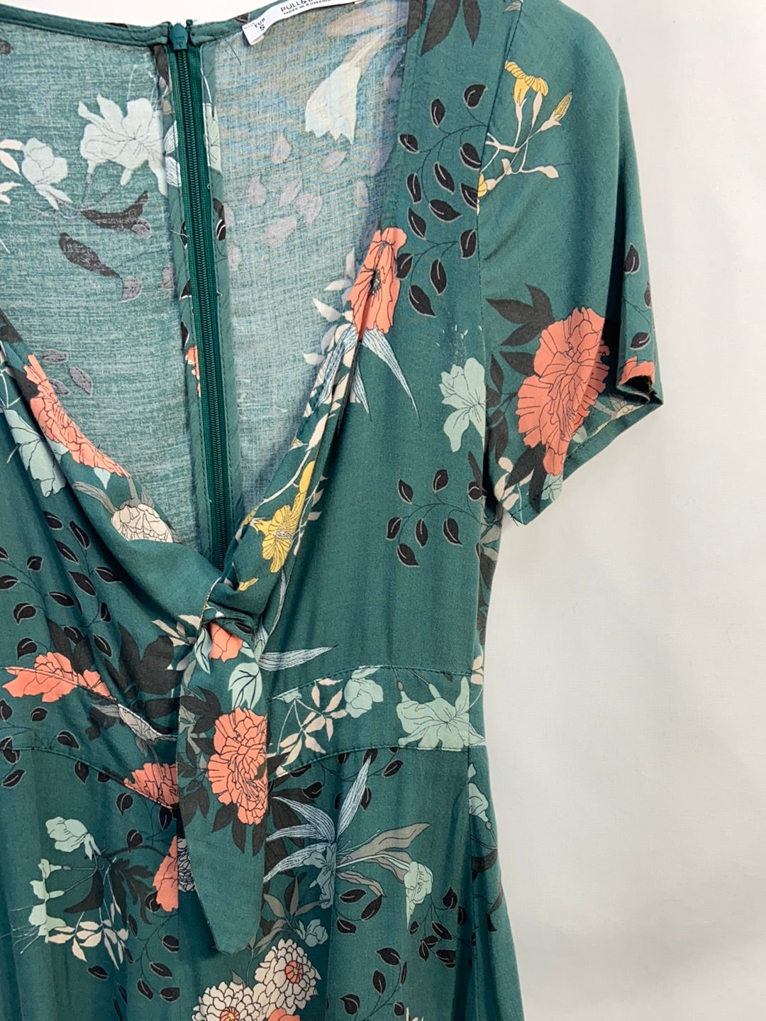 PULL&BEAR.Mono corto verde flores escote nudo T.s