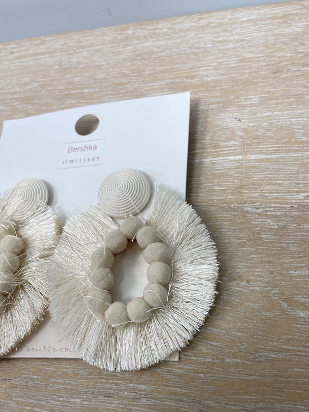 BERSHKA.Pendientes blancos flecos