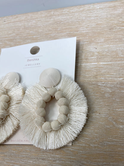 BERSHKA.Pendientes blancos flecos