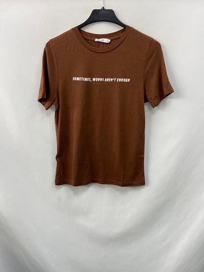 MANGO.Brown phrase T-shirt S.XS
