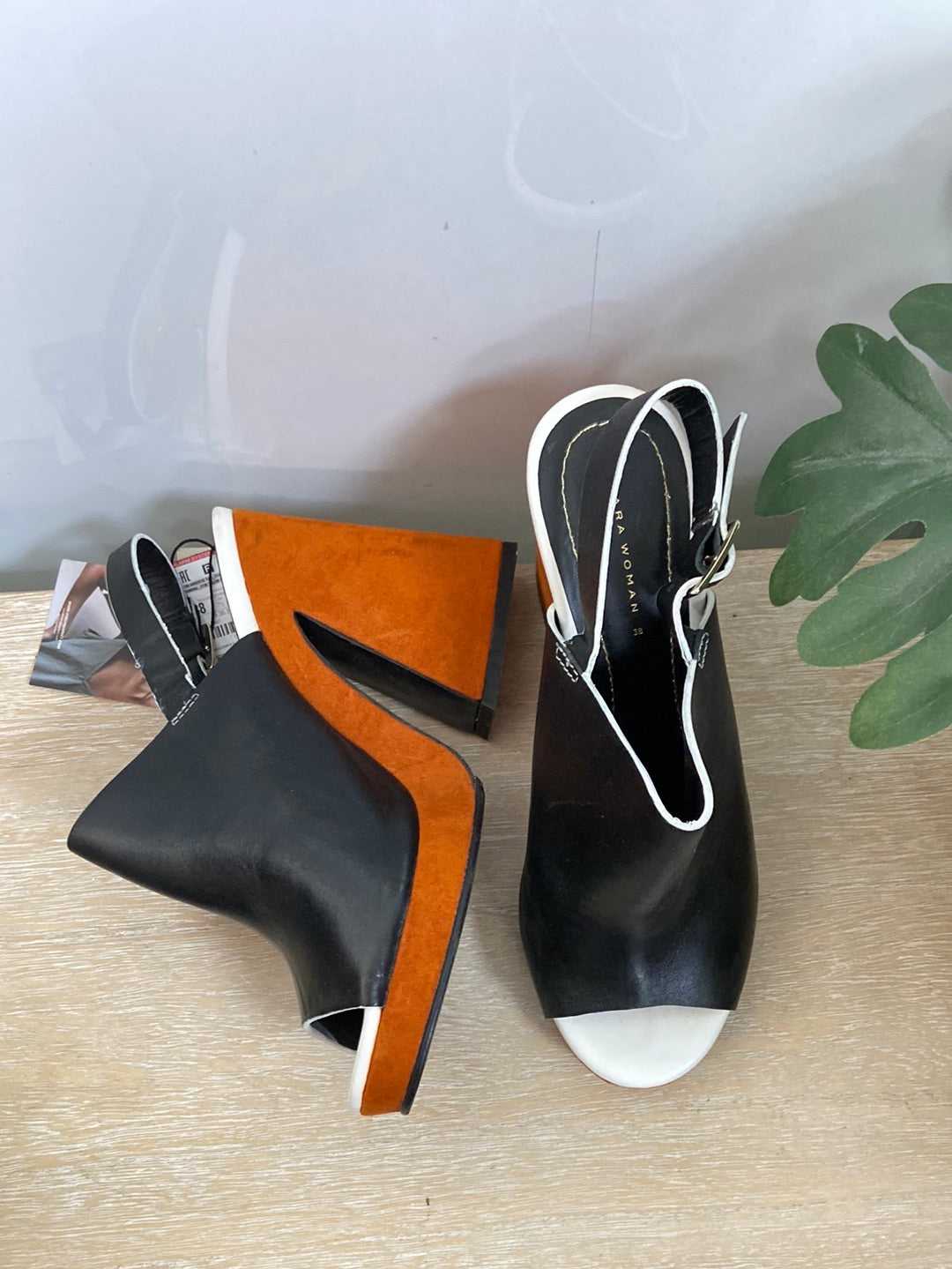 ZARA. Zuecos negros T.38