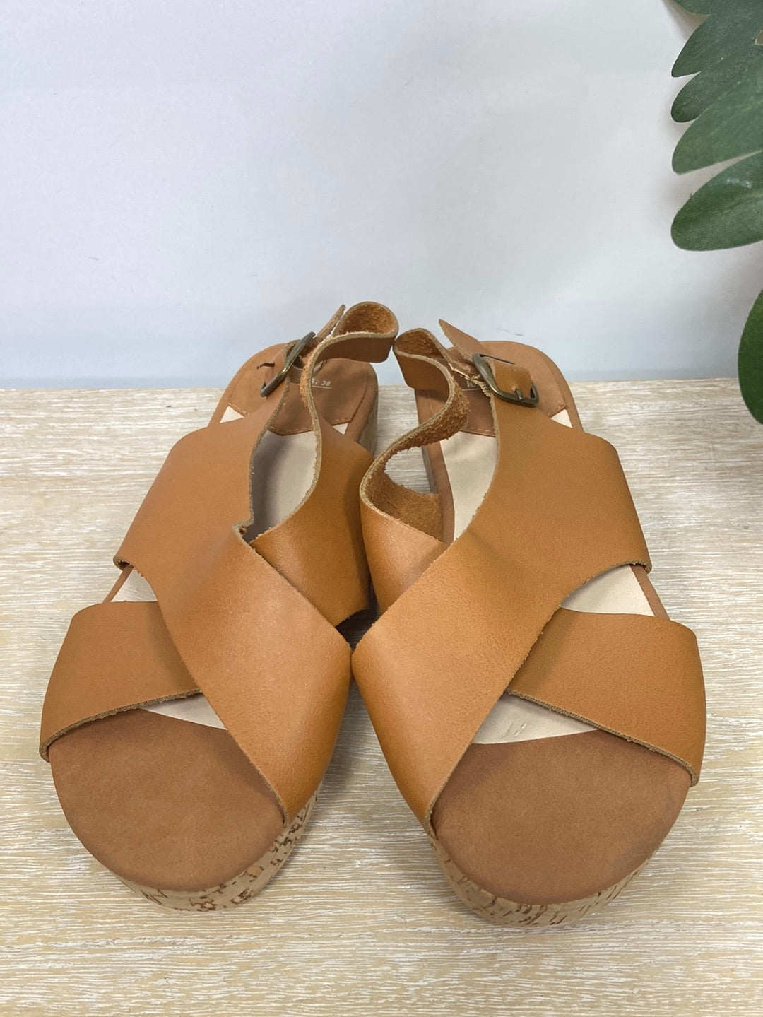 LEFTIES.Sandalia camel suela corcho T.38