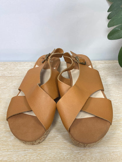 LEFTIES.Sandalia camel suela corcho T.38