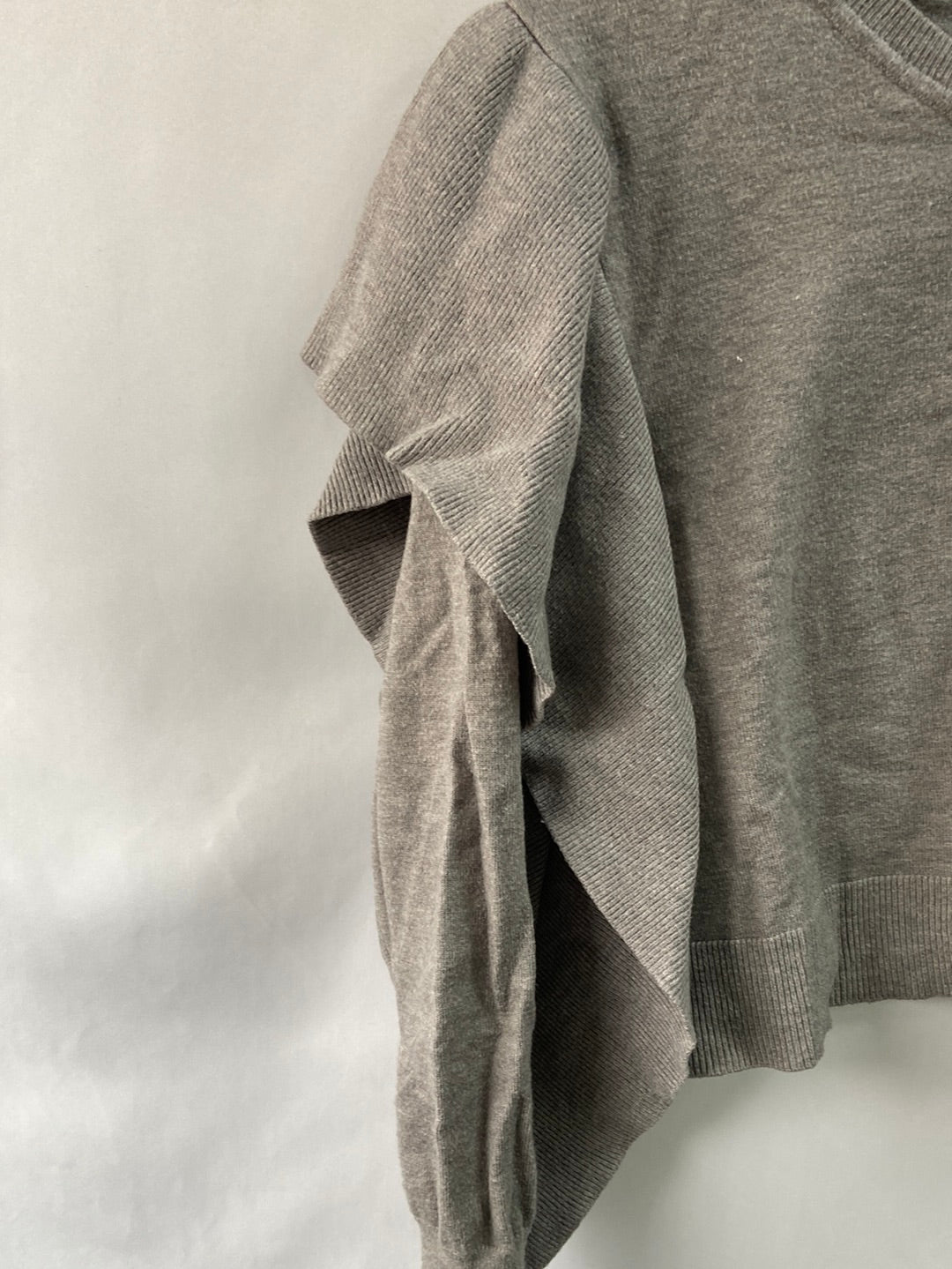 ZARA.jersey gris estilo crop volante T.M (Tara)