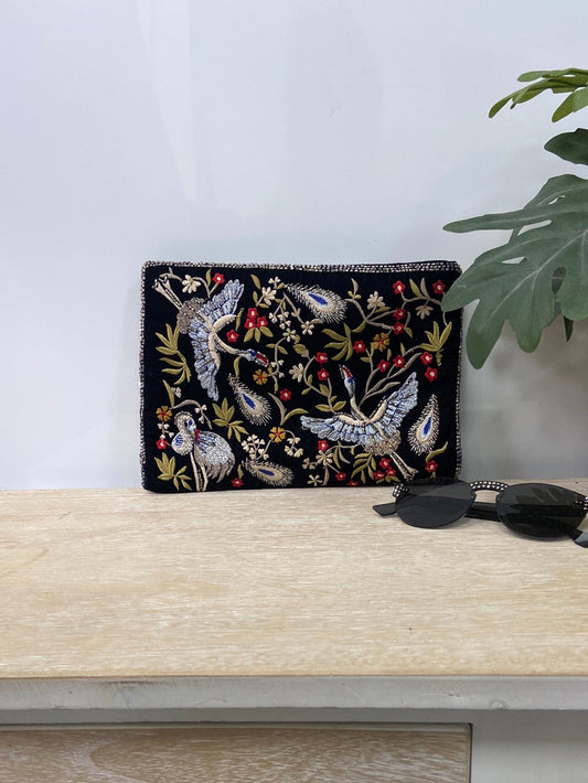 ZARA.Cartera azul terciopelo bordado