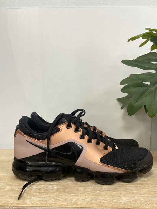 NIKE.Zapatillas bicolor tacos 40.5