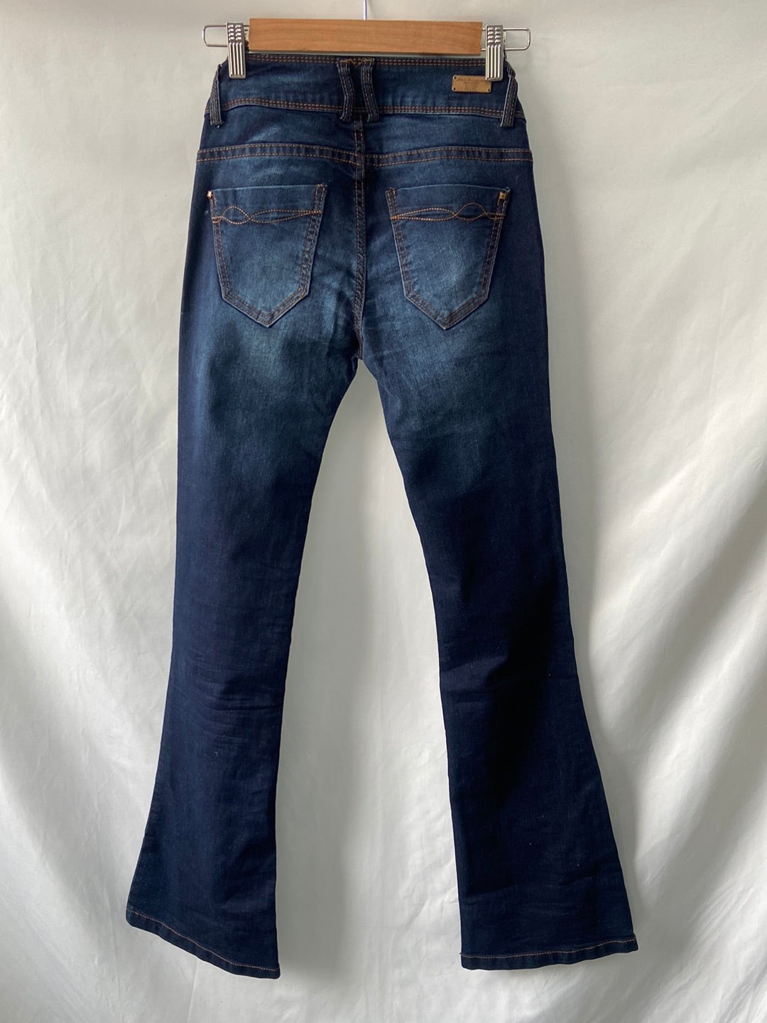 PULL&BEAR.Pantalones campana oscuros T.36