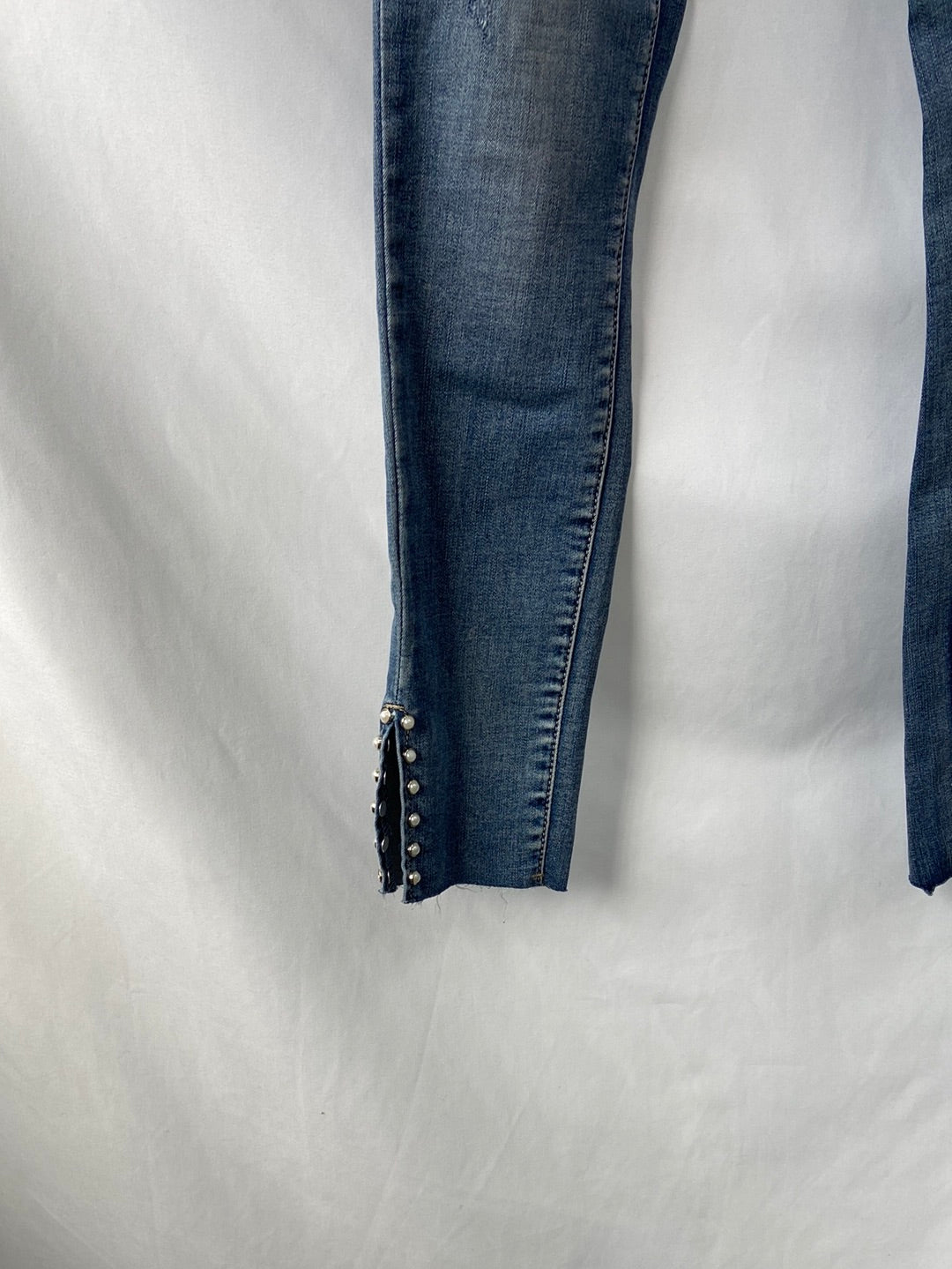 ZARA.Jeans detalles perlas T.40