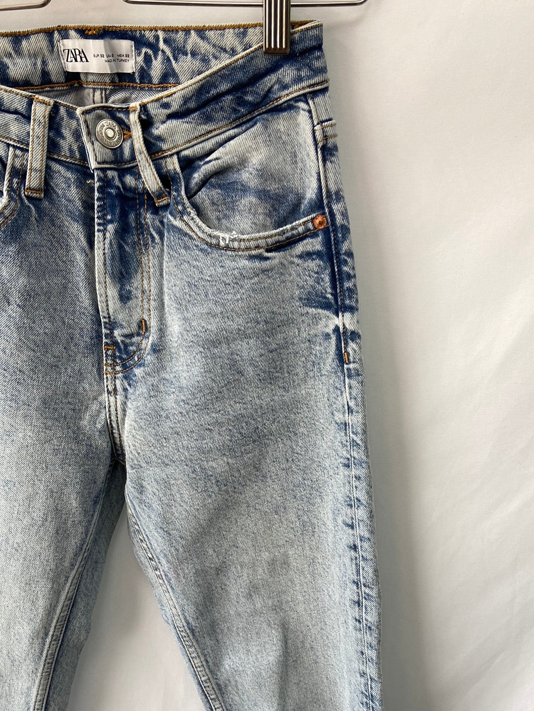 ZARA.Vaqueros pitillo claritos T.32