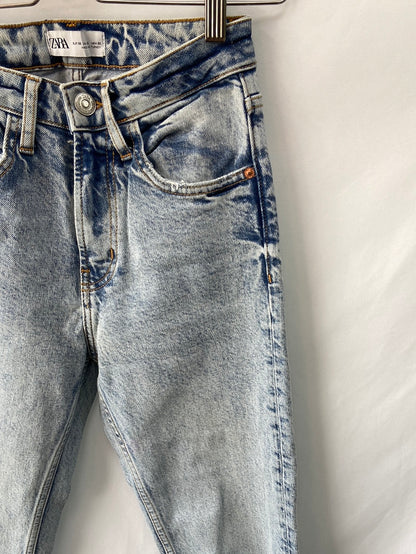 ZARA.Vaqueros pitillo claritos T.32