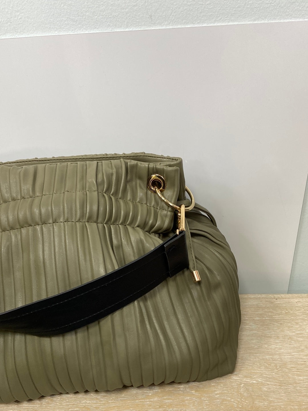 PARFOIS.Bolso verde plisado