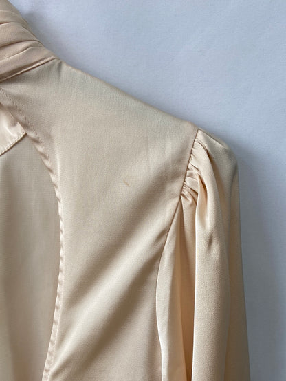 OUTFITBOOK.Top beige satinado T.S (Tara)