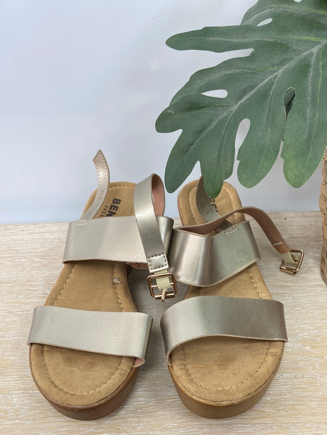 BEINI.Sandalia tiras doradas T.37